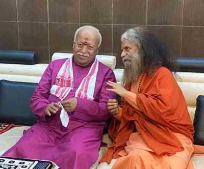 हरिद्वार में स्वामी चिदानंद सरस्वती से मिले संघ प्रमुख मोहन भागवत